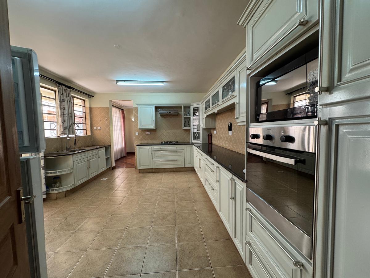 5 Bed Townhouse with En Suite in Lavington - 4
