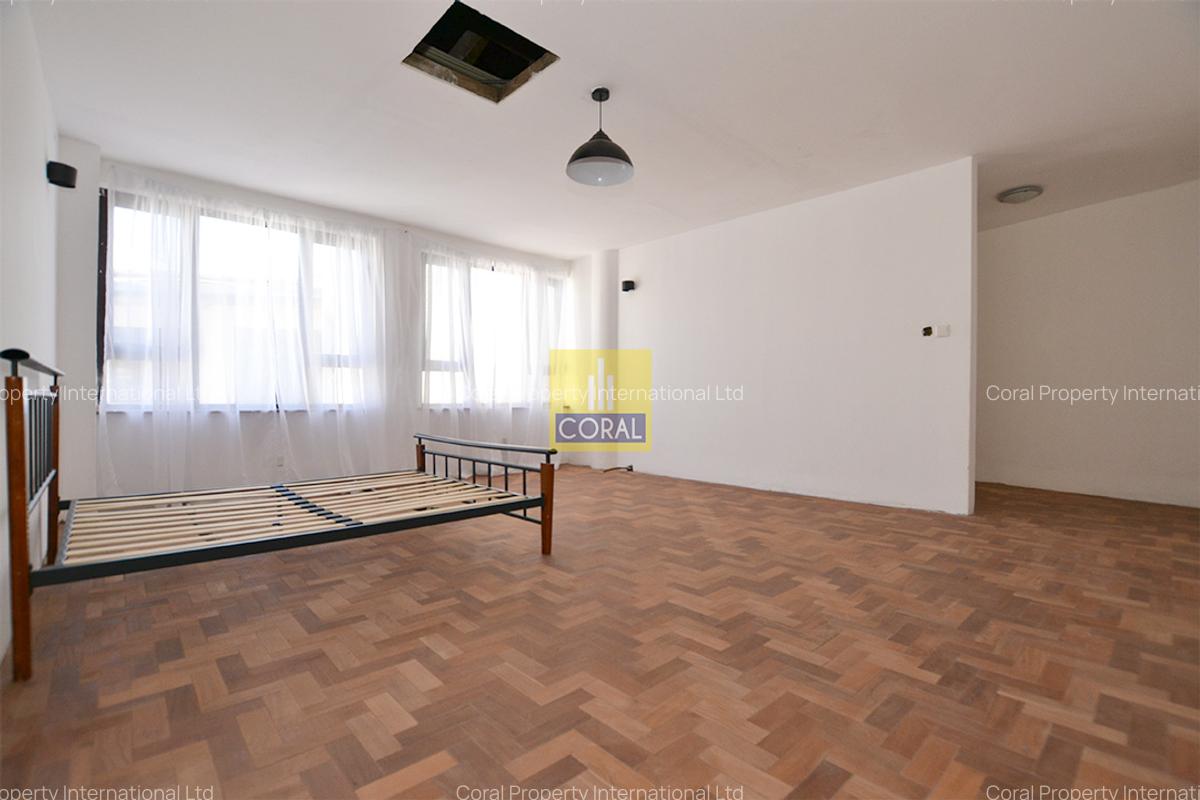 5 Bed Apartment with Swimming Pool in Riverside - 16