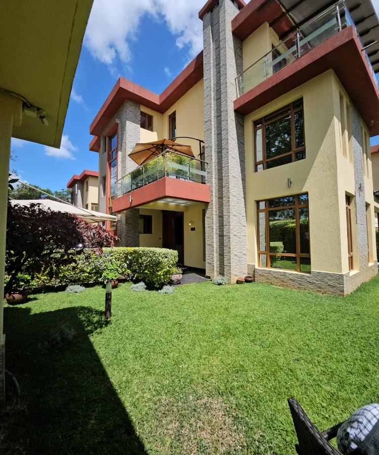 5 Bed House with En Suite in Lavington - 1