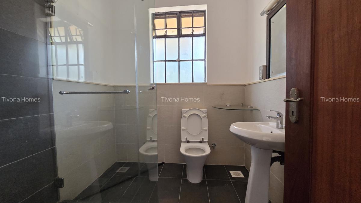 4 Bed House with En Suite in Runda - 16