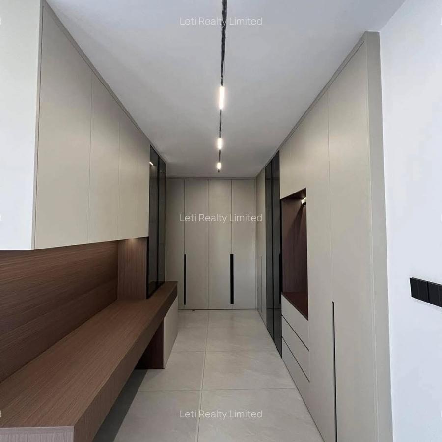 5 Bed Townhouse with En Suite in Lavington - 3