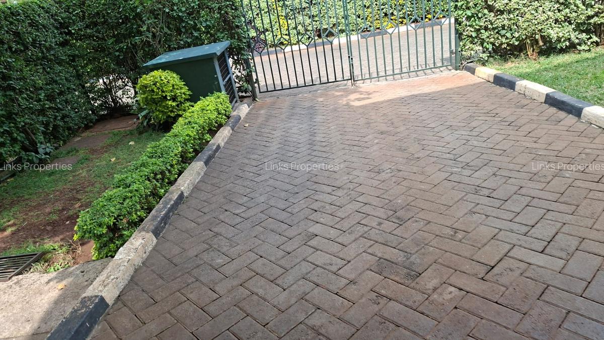 4 Bed Townhouse with En Suite at Lavington - 16