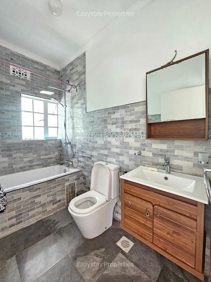4 Bed House with En Suite in Lavington - 7