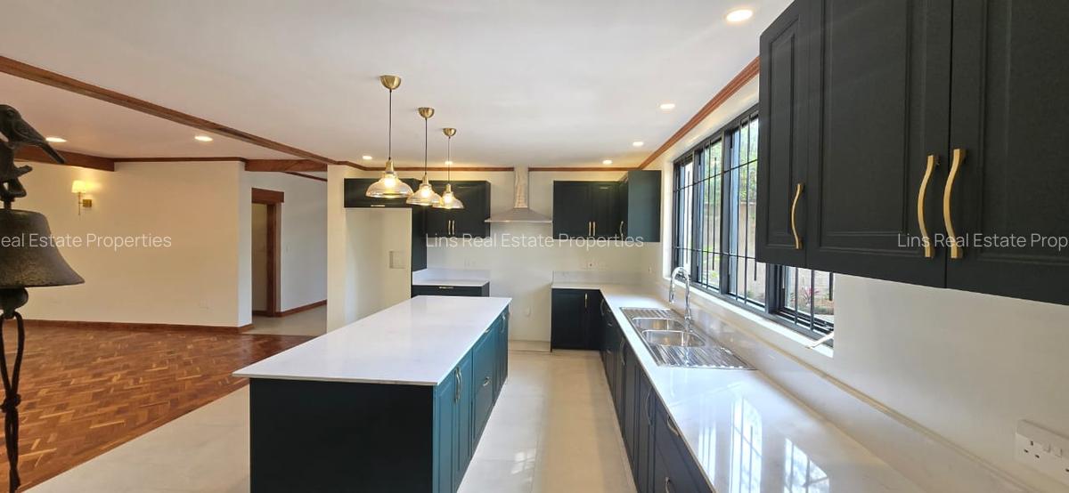 4 Bed House with En Suite in Lavington - 2
