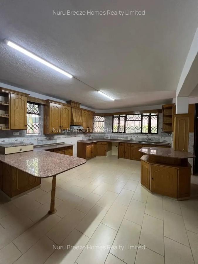 5 Bed House with En Suite in Runda - 3