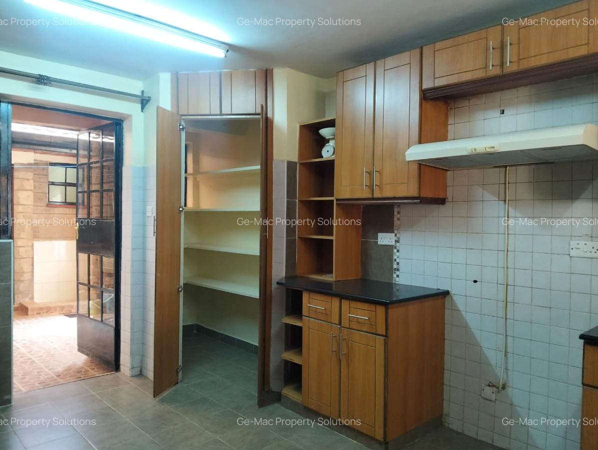 5 Bed House with En Suite in Lavington - 20