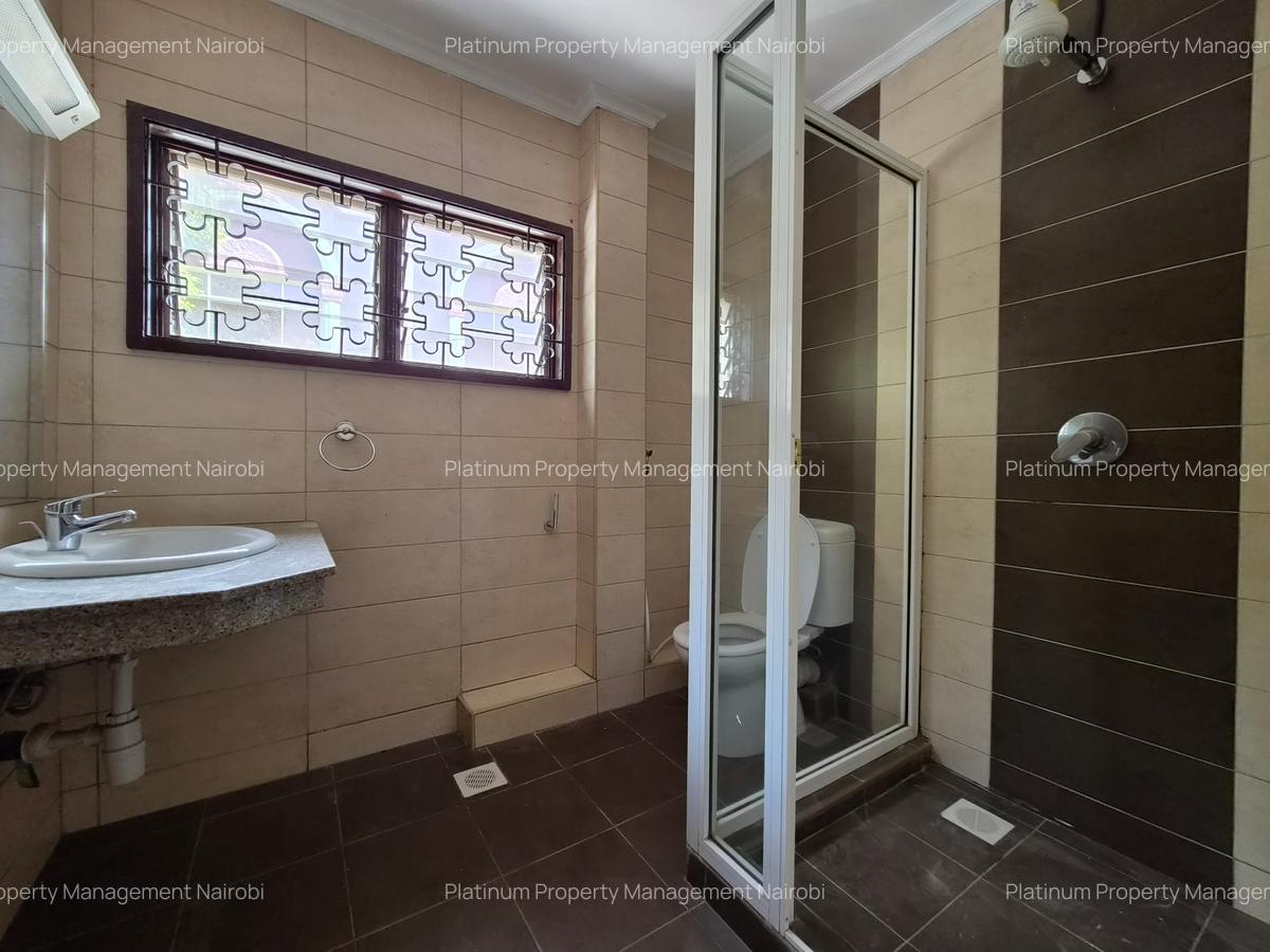 5 Bed House with En Suite at Second Parklands - 17