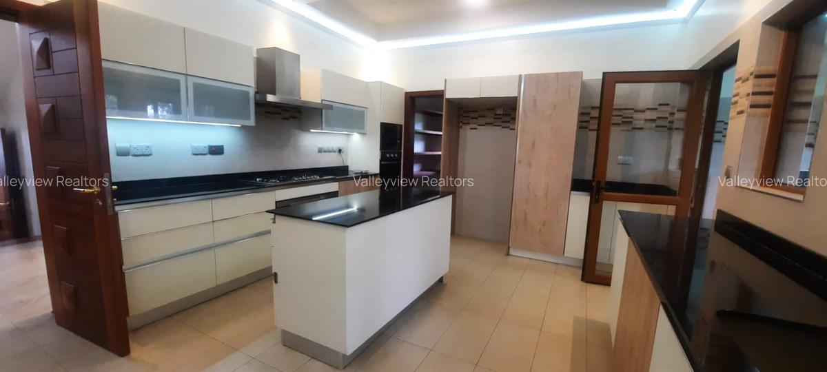 5 Bed Townhouse with En Suite at Lavington - 3