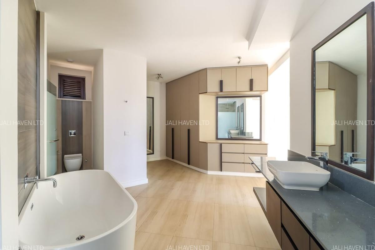 4 Bed Villa with En Suite in Lavington - 4