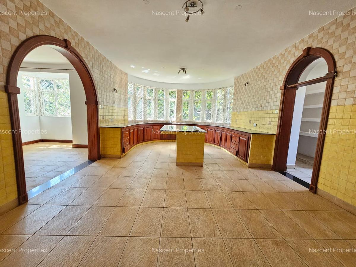 5 Bed House with En Suite in Rosslyn - 17
