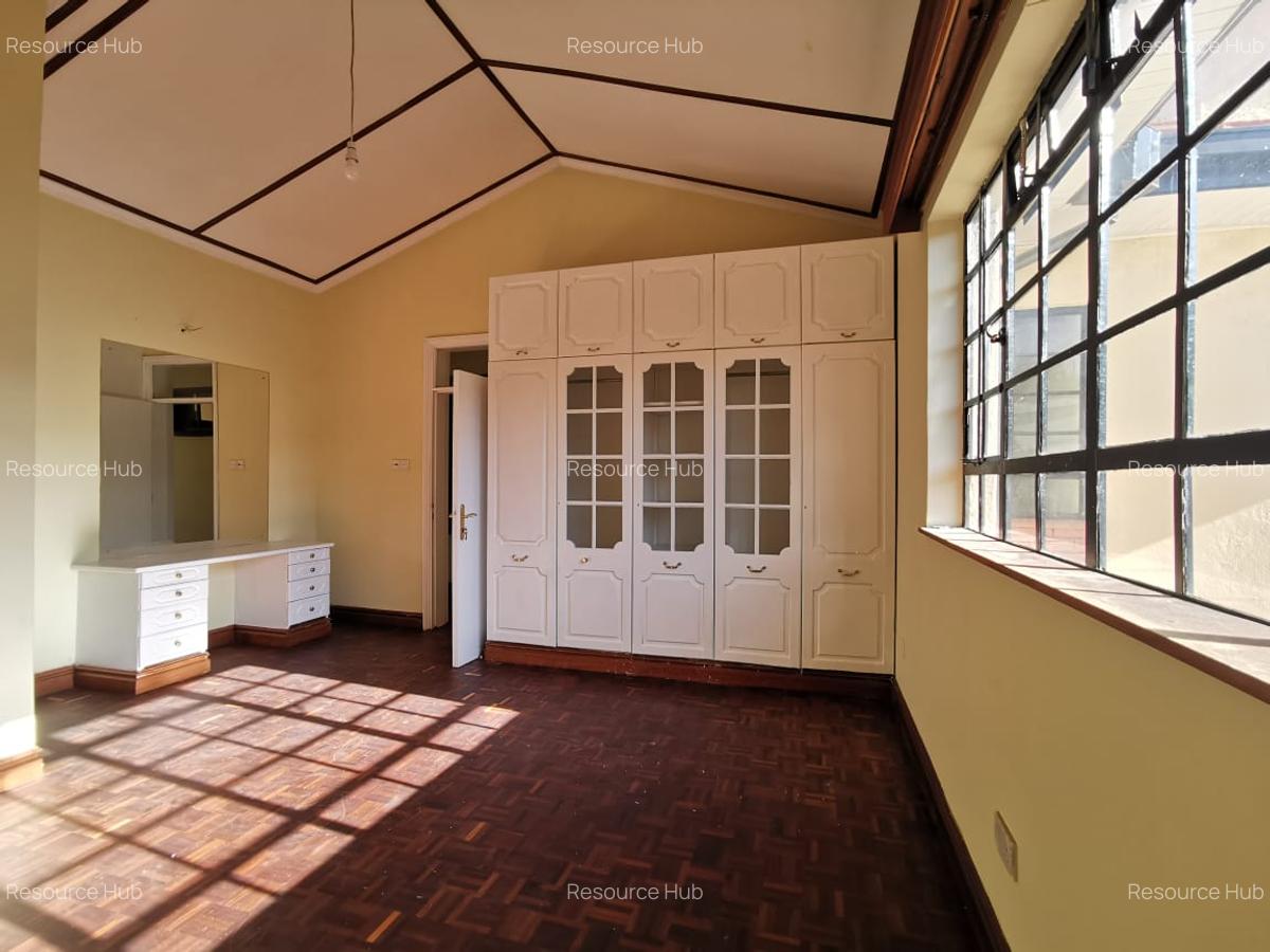 4 Bed House with En Suite at Mountain View - 16