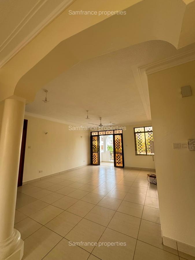 Serviced 2 Bed Apartment with En Suite at Greenwood - 4