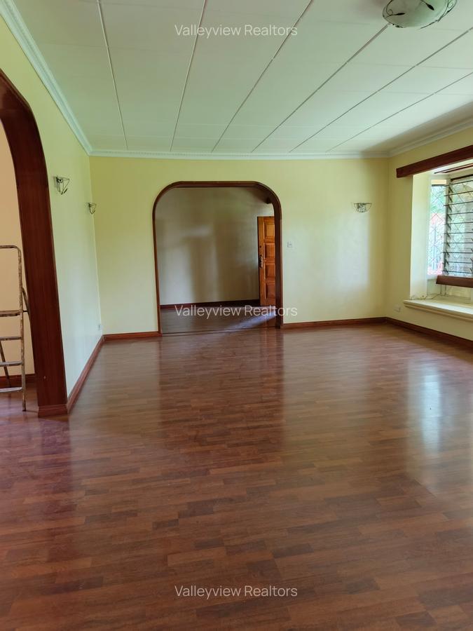 5 Bed House with En Suite at Lavington - 18