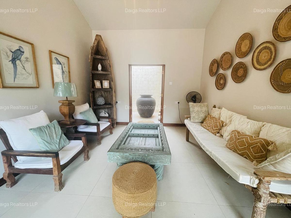 4 Bed Villa with En Suite in Bofa - 2