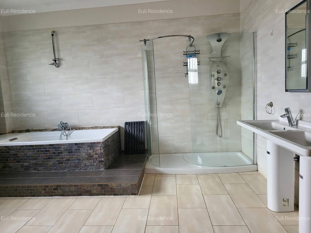 4 Bed House with En Suite at Mimosa Close - 16
