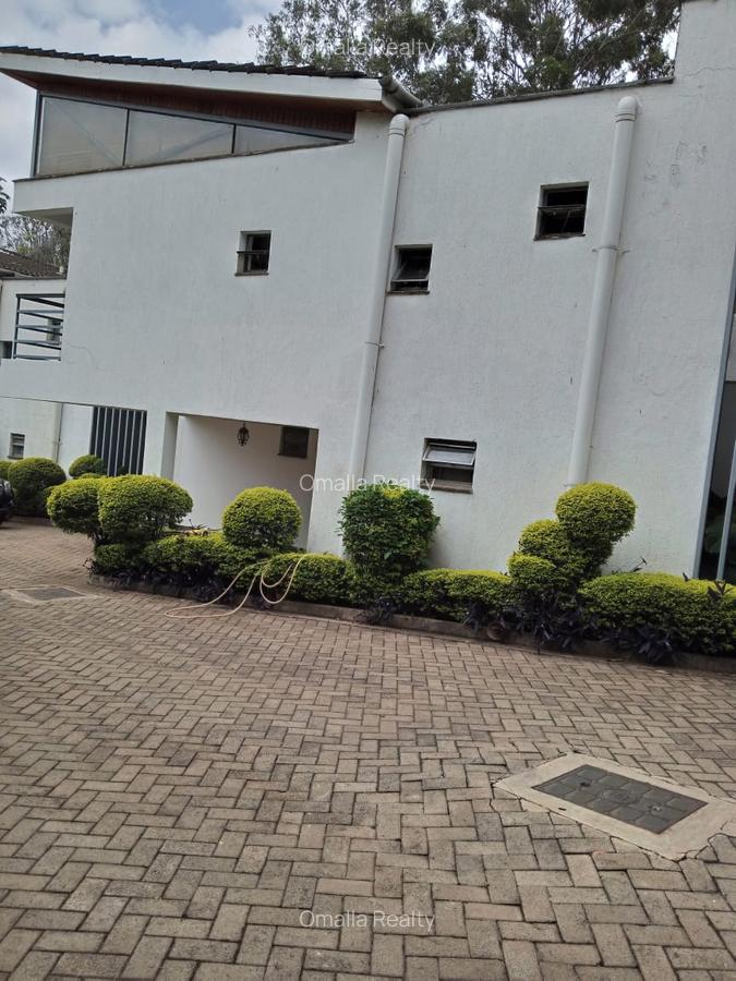 4 Bed House with En Suite in Lavington - 7