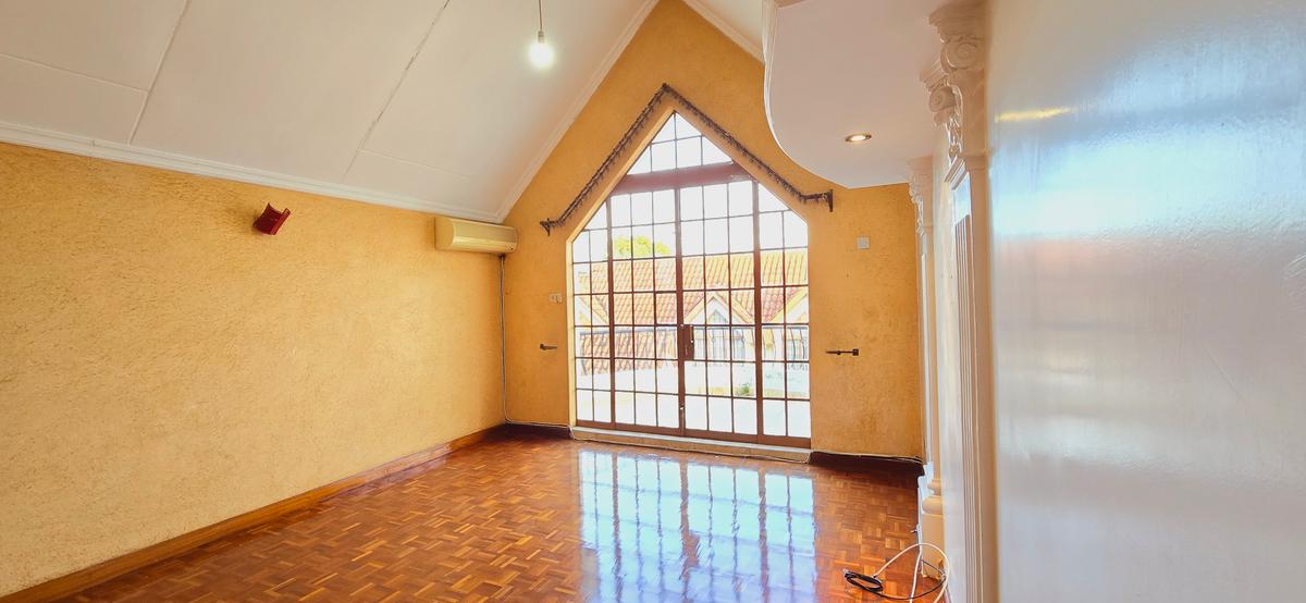 5 Bed Townhouse with En Suite at Off Convent Drive - 5