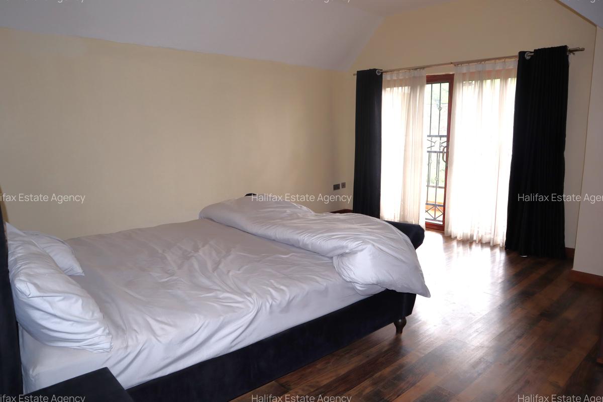 5 Bed Villa with En Suite in Redhill - 12