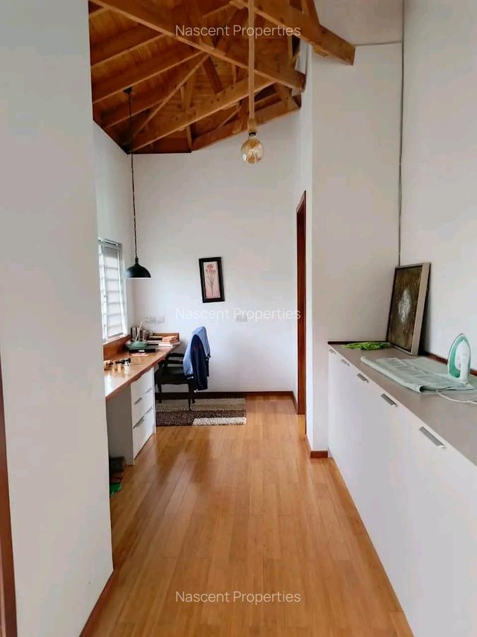 4 Bed House with En Suite in Rosslyn - 12