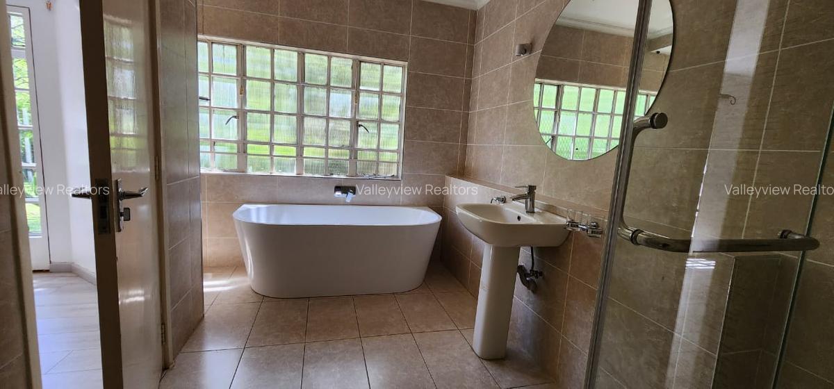 4 Bed House with En Suite at Lavington - 15