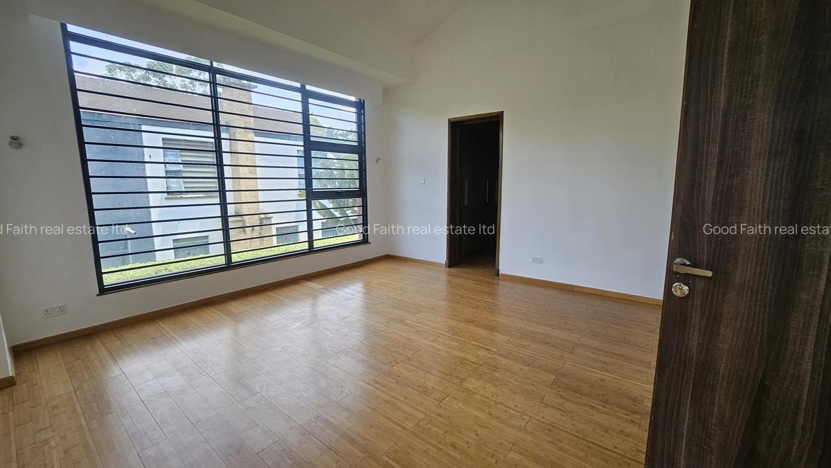 4 Bed House with En Suite in Garden Estate - 11