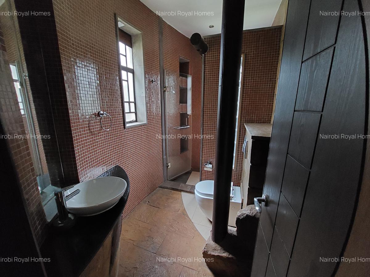 5 Bed House with En Suite at Lakeview - 17