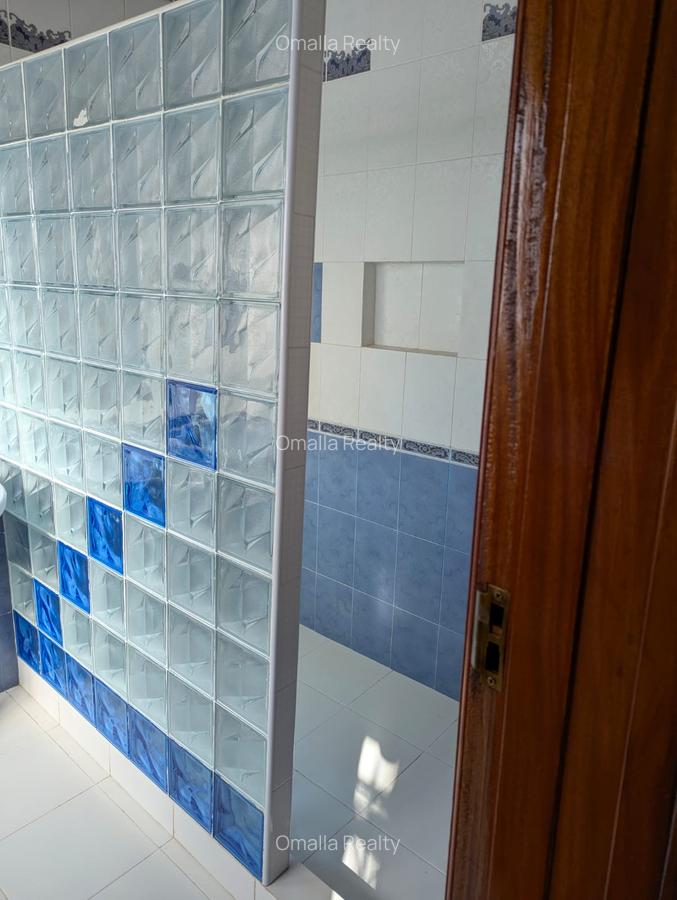 5 Bed House with En Suite in Runda - 16