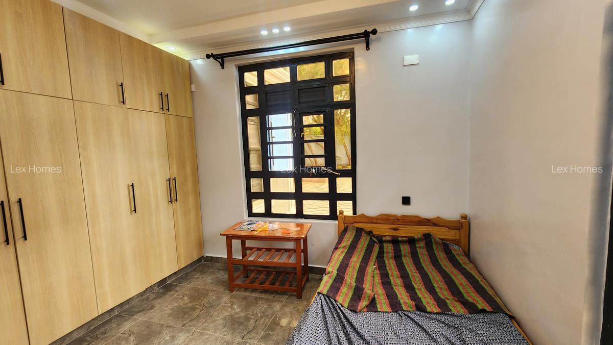 4 Bed House with En Suite at - 9