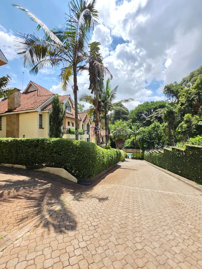 5 Bed Townhouse with En Suite at Lavington - 1