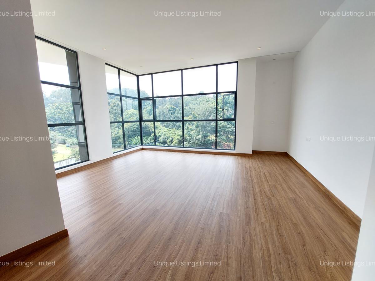 6 Bed House with En Suite in Nyari - 12
