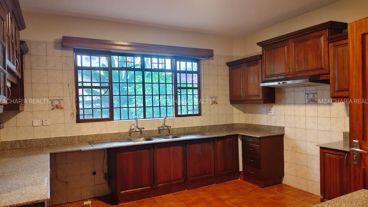 5 Bed House with En Suite in Nyari - 6