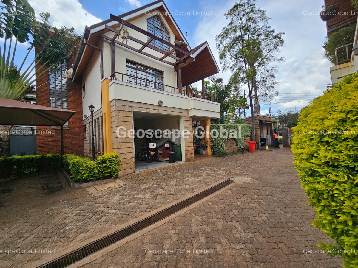 4 Bed House with En Suite in Lavington - 2