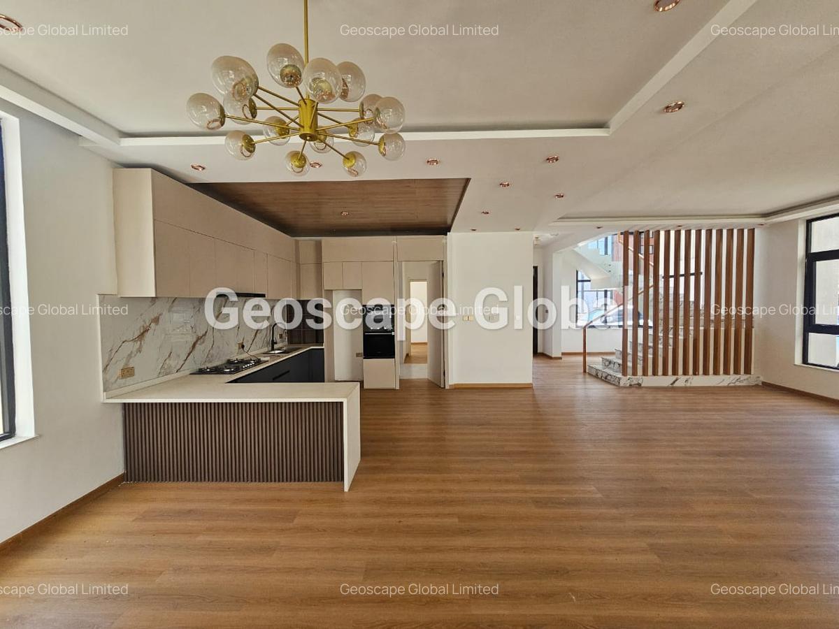 5 Bed Townhouse with En Suite in Lavington - 2