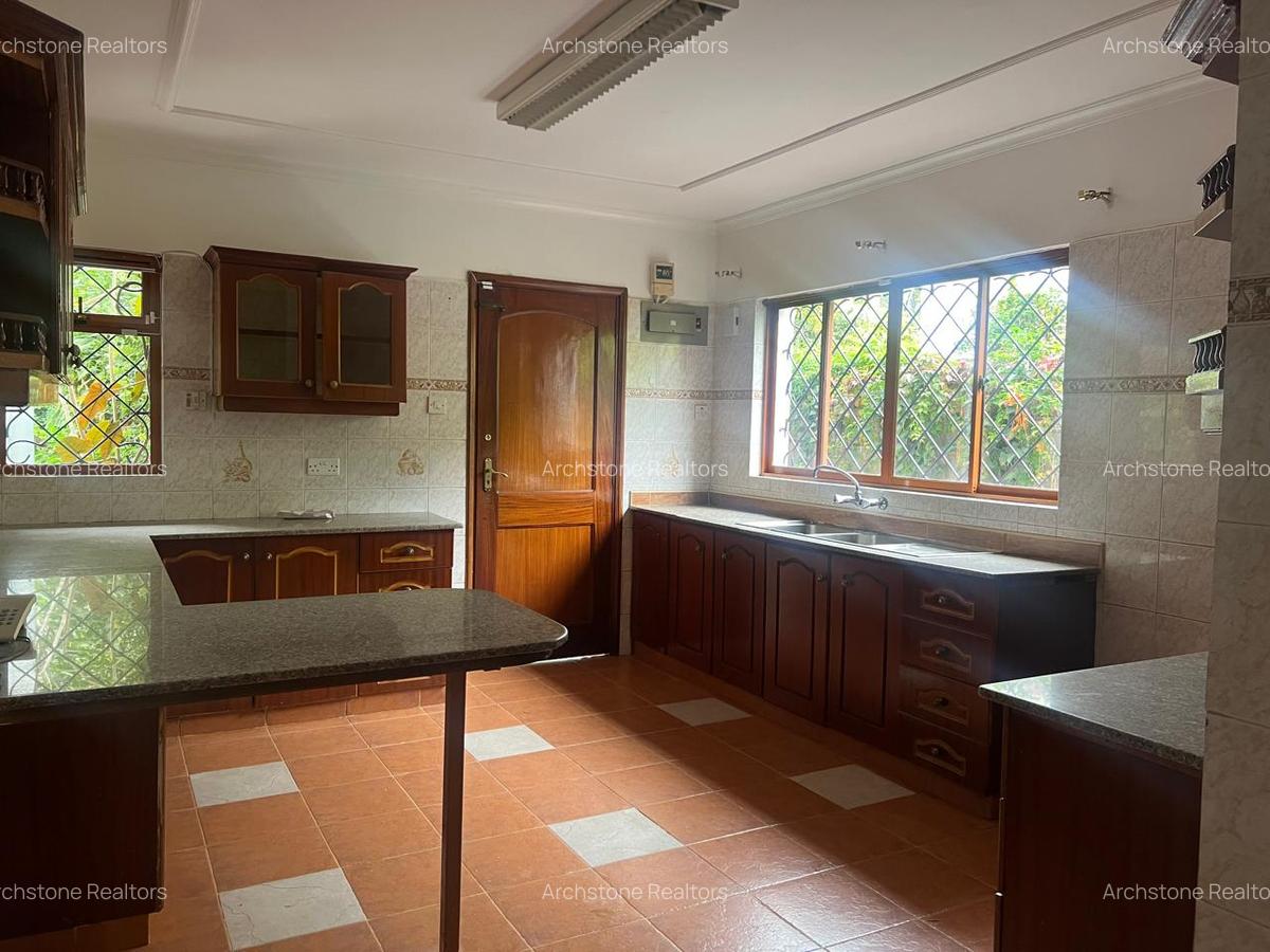 4 Bed Townhouse with En Suite in Brookside - 5