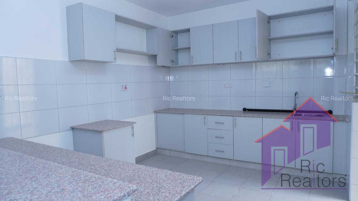 Serviced 3 Bed Apartment with En Suite at Acacia Road - 11