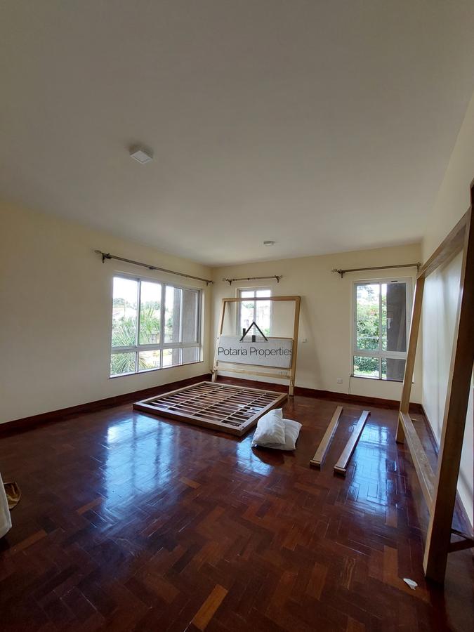 5 Bed House with En Suite in Lavington - 4