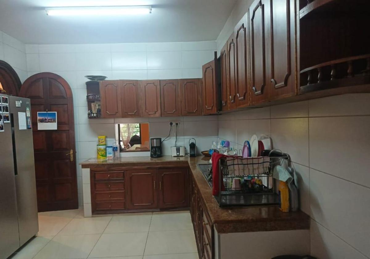 5 Bed Villa with En Suite in Spring Valley - 14