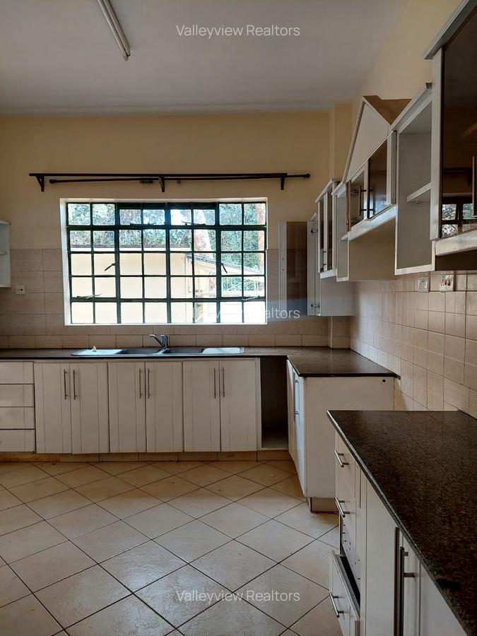 4 Bed Townhouse with En Suite at Lavington - 2