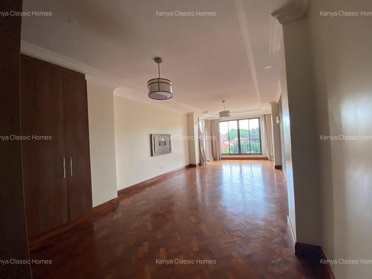 3 Bed Apartment with En Suite at Riverside - 4