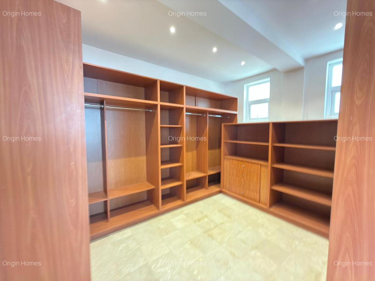 5 Bed House with En Suite in Runda - 12