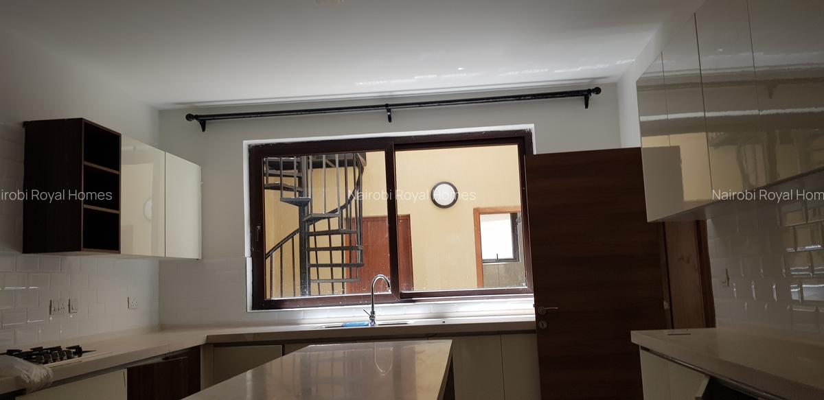 5 Bed Townhouse with En Suite at Lavington Road 455 - 12
