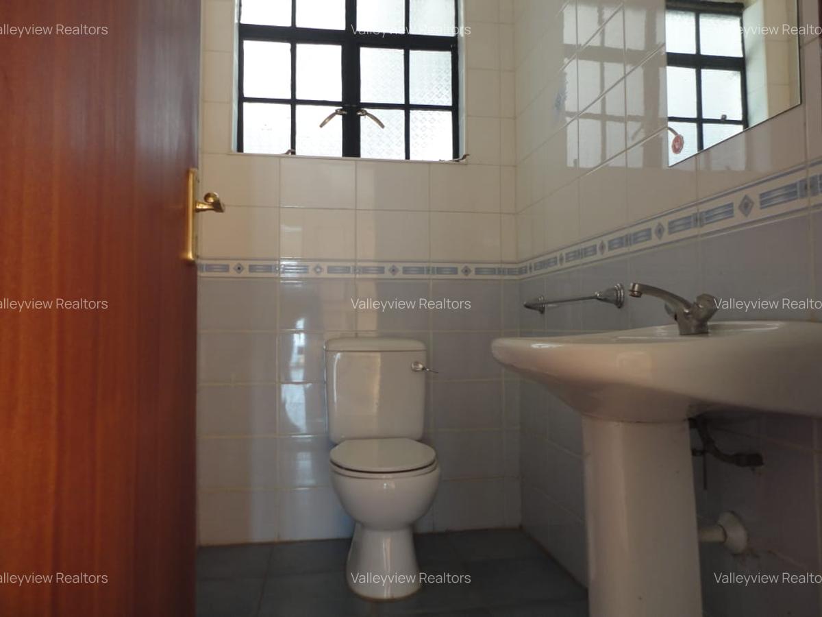 4 Bed Townhouse with En Suite at Lavington - 17