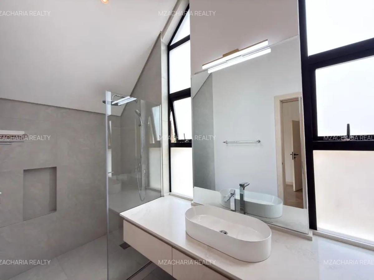 6 Bed House with En Suite in Lavington - 18