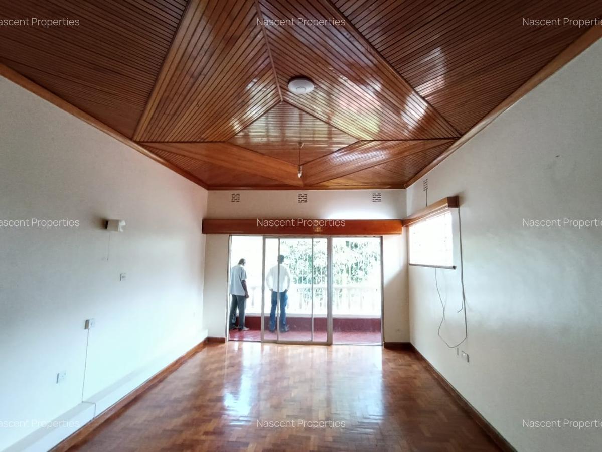 5 Bed House with En Suite in Rosslyn - 13