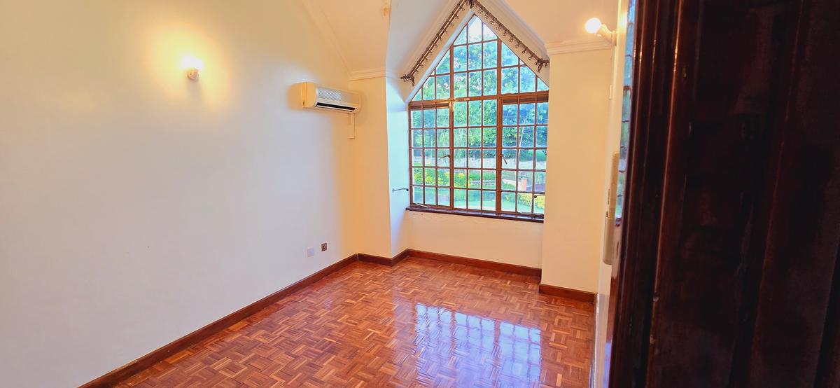 5 Bed Townhouse with En Suite at Off Convent Drive - 7