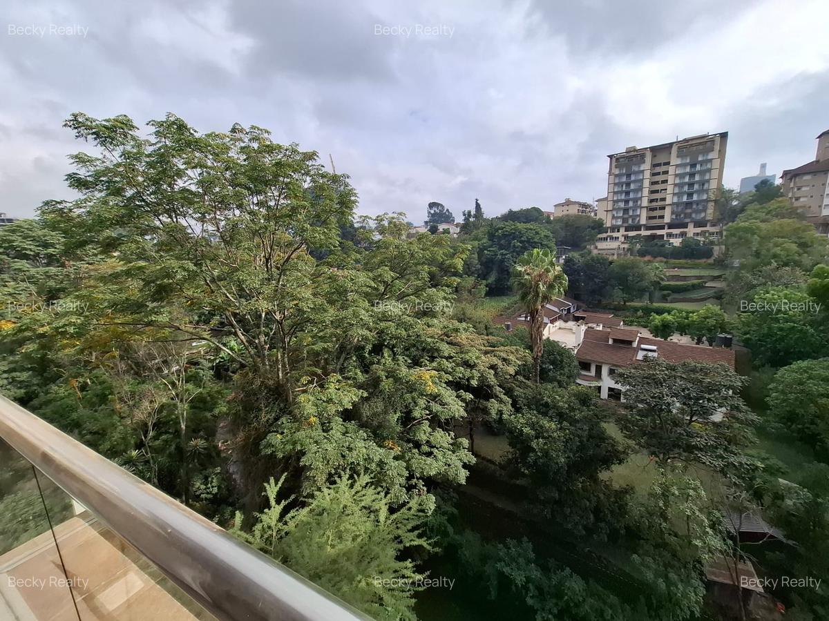 4 Bed House with En Suite at Riverside Drive - 8