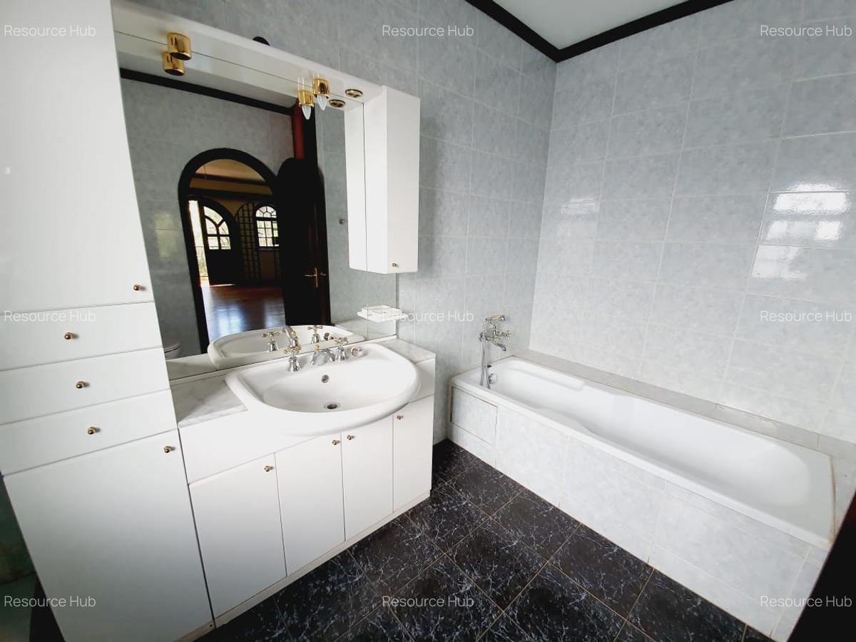 4 Bed Townhouse with En Suite at Riverside - 16