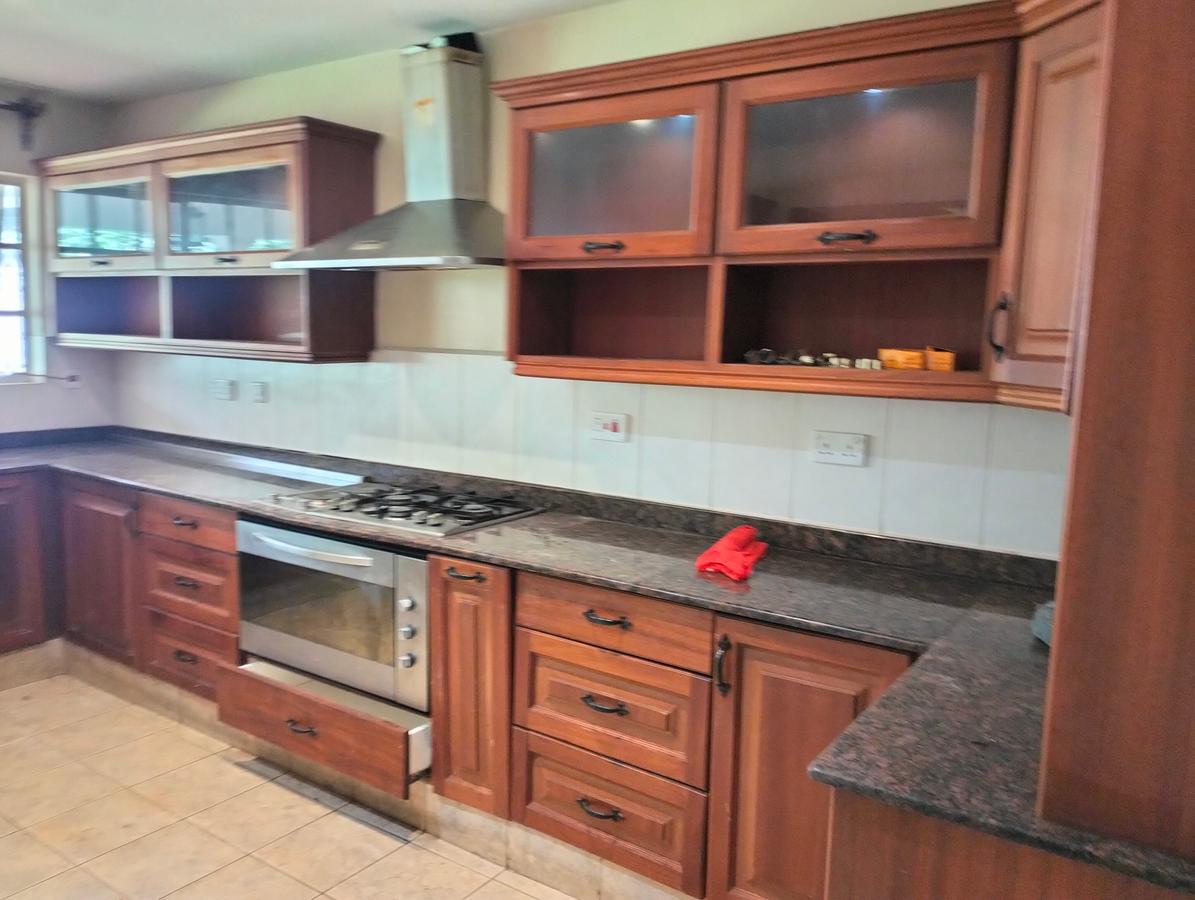 5 Bed Townhouse with En Suite in Lavington - 2