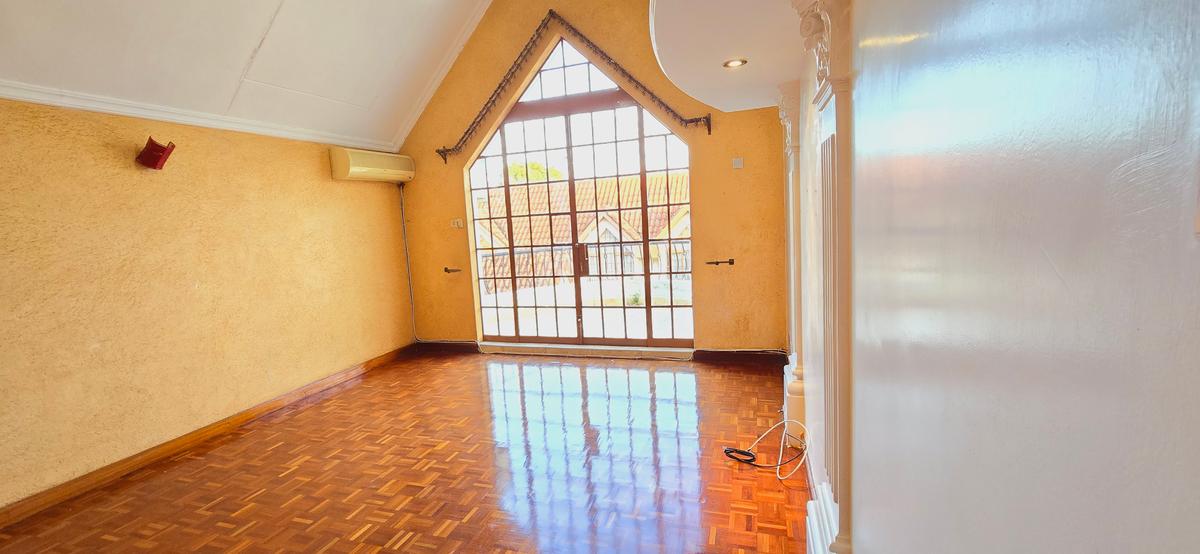 5 Bed Townhouse with En Suite at Off Convent Drive - 6