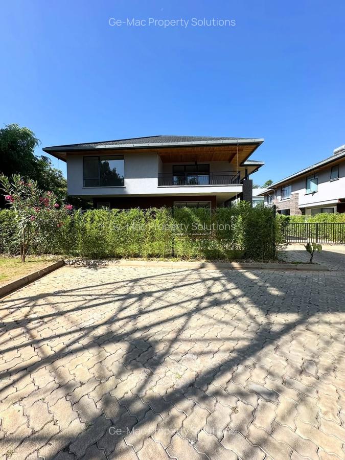 5 Bed House with En Suite in Lavington - 1